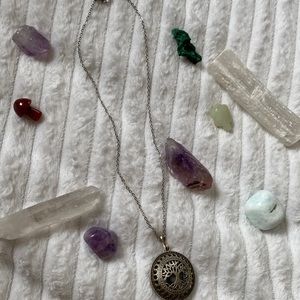 Pretty pendent, holds anything, crystals included!
